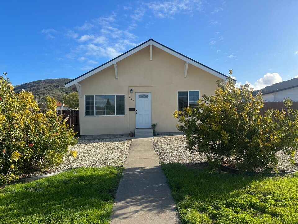 220 E Olive Ave in Lompoc, CA - Building Photo