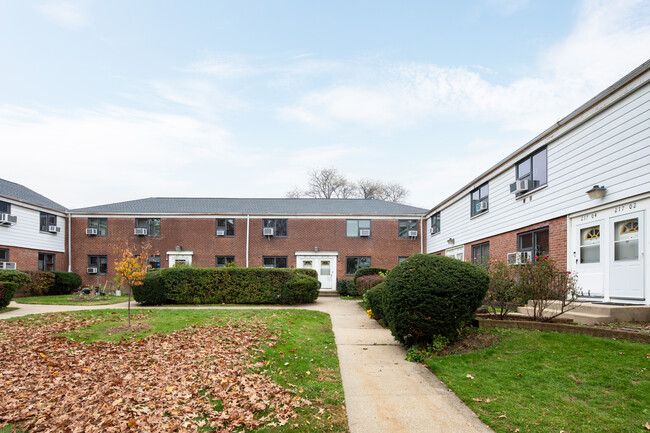 Bell Park Gardens in Oakland Gardens, NY - Foto de edificio - Building Photo