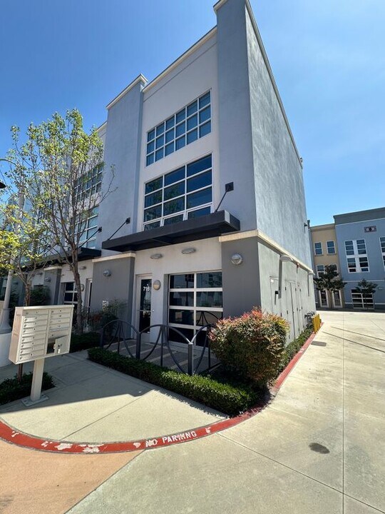 716 N Santiago St in Santa Ana, CA - Building Photo