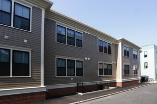 135 Athens St in Boston, MA - Foto de edificio - Building Photo