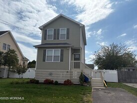 201 Riviera Dr in Toms River, NJ - Building Photo