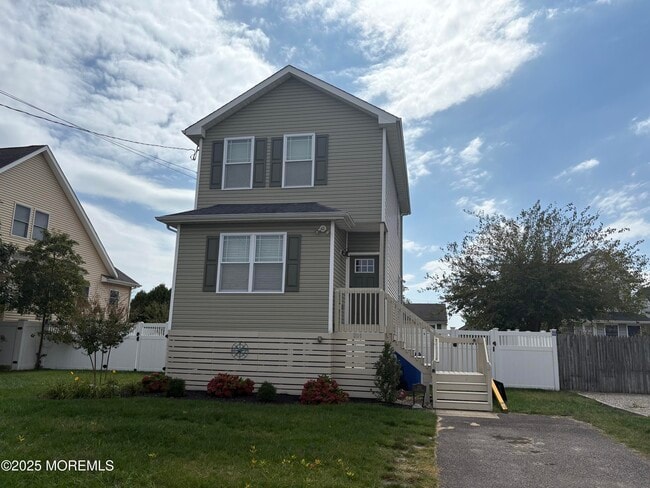 201 Riviera Dr