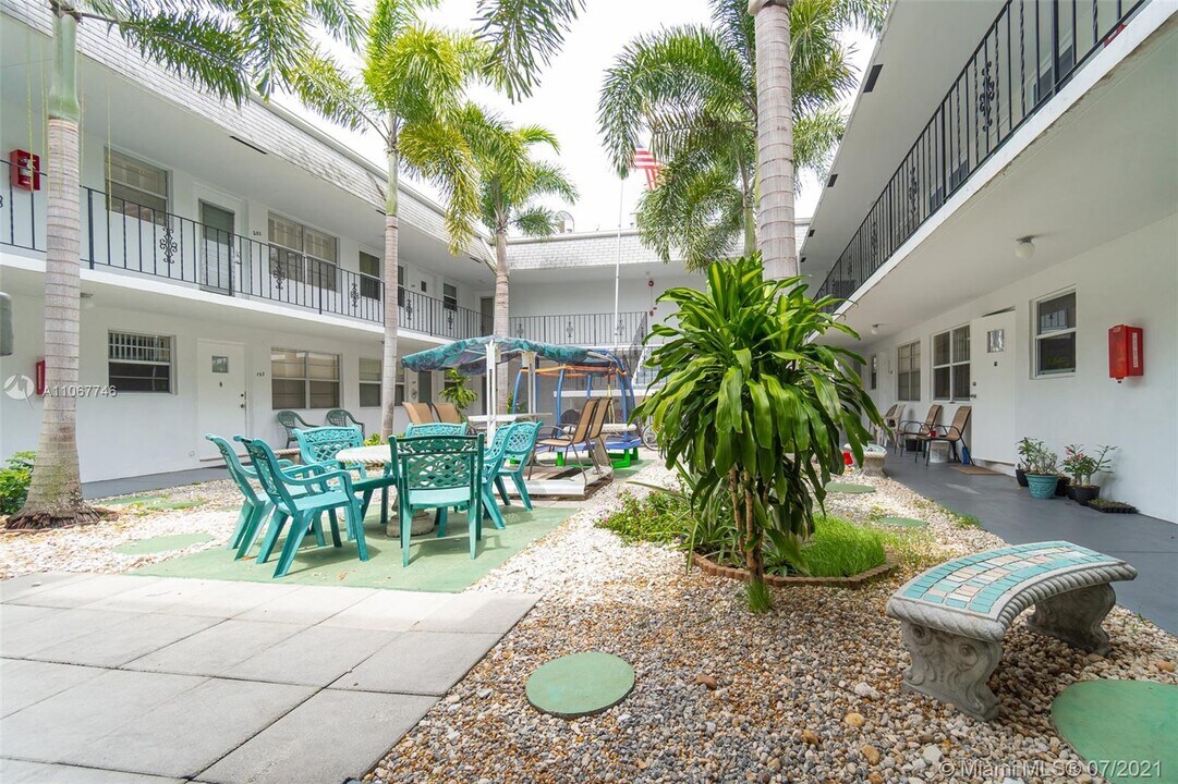 1300 N 17th Ave, Unit 207 in Hollywood, FL - Foto de edificio