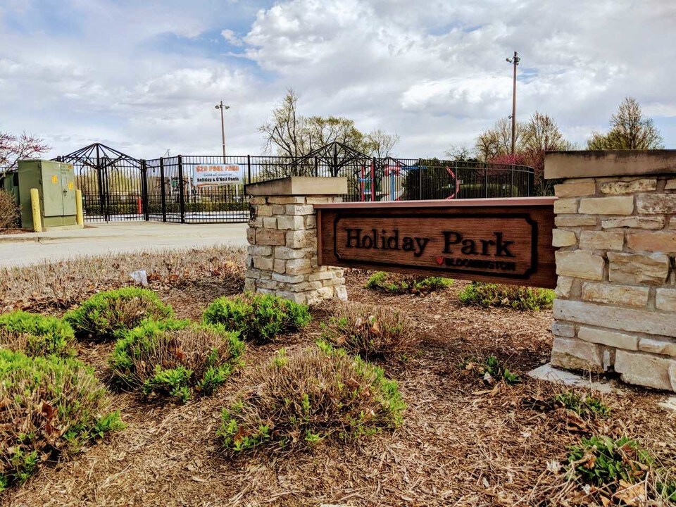 Holiday Park Apartments in Bloomington, IL - Building Photo