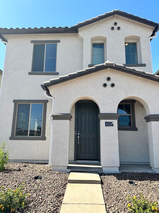 4228 S 58th Ave in Phoenix, AZ - Foto de edificio