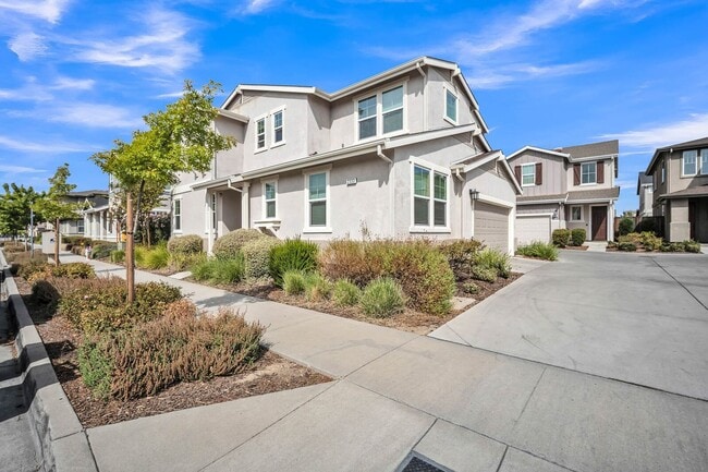 2333 Aerostar Way in Sacramento, CA - Building Photo - Building Photo