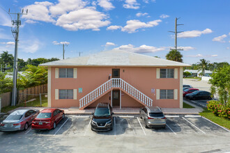 Pine Crest Apartments in Fort Lauderdale, FL - Foto de edificio - Building Photo