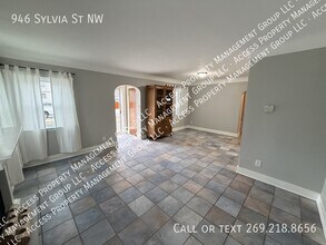 946 Sylvia St NW in Grand Rapids, MI - Building Photo - Building Photo