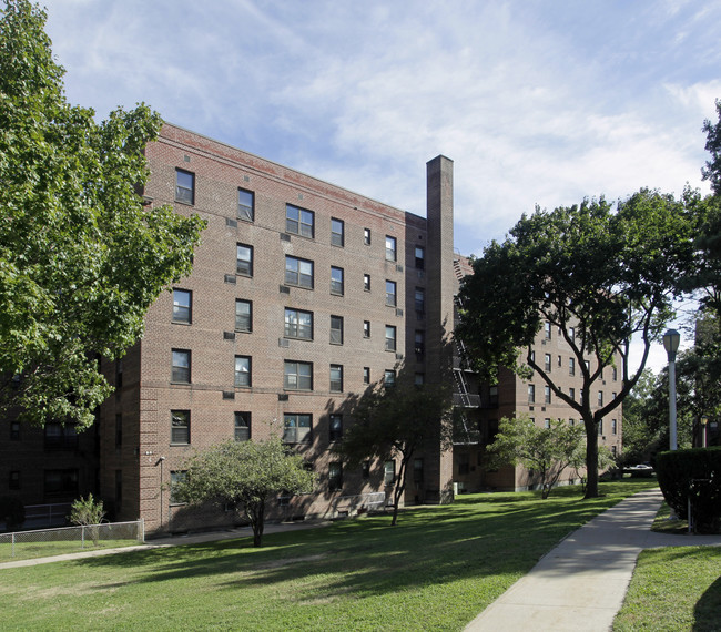 65-94 162nd St in Flushing, NY - Foto de edificio - Building Photo