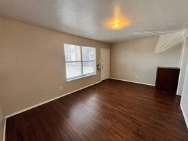 2526 W Prairie St, Unit 102 in Denton, TX - Foto de edificio - Building Photo