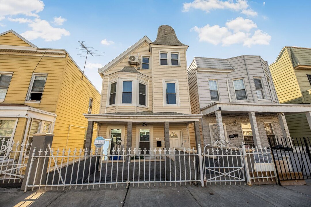 1837 Wallace Ave in Bronx, NY - Foto de edificio