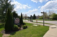 3374 S Oaklawn Cir, Unit 1 in Bloomington, IN - Foto de edificio - Building Photo