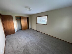 711 SE Bayshore Dr in Oak Harbor, WA - Building Photo - Building Photo