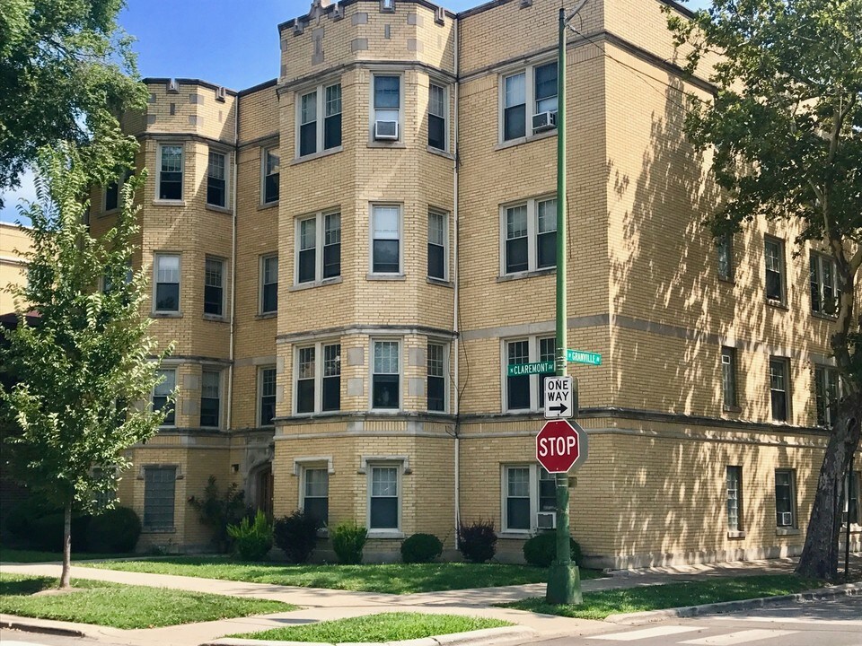 2320 W Glenlake Ave in Chicago, IL - Building Photo