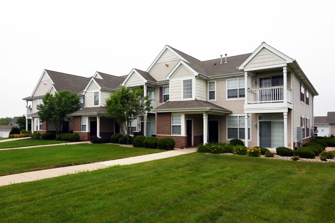 Sutton Place Apartments in Crest Hill, IL - Building Photo