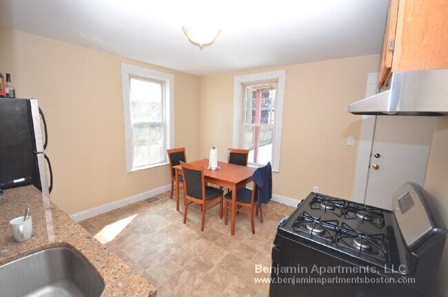 861 E 1st St, Unit 1 in Boston, MA - Building Photo - Building Photo