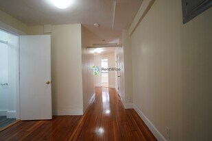 7 Mt Hood Rd in Boston, MA - Building Photo