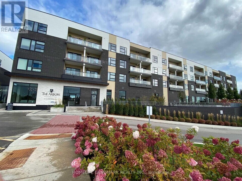 555 William Graham Dr in Aurora, ON - Building Photo