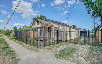1051 W Little York Rd in Houston, TX - Building Photo - Building Photo