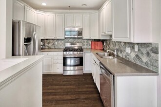 403 Kingston Ct in West New York, NJ - Building Photo - Building Photo