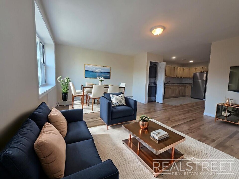 Spacious 2-3 Bed, 2 Bath Apartment with In in Brooklyn, NY - Building Photo