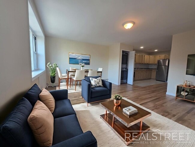 Spacious 2-3 Bed, 2 Bath Apartment with In