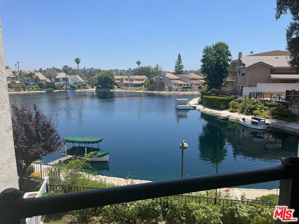 4650 Park Mirasol in Calabasas, CA - Building Photo