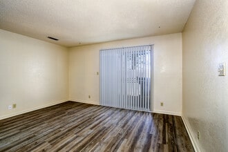 Palm Terrace Apartments in Sacramento, CA - Building Photo - Interior Photo