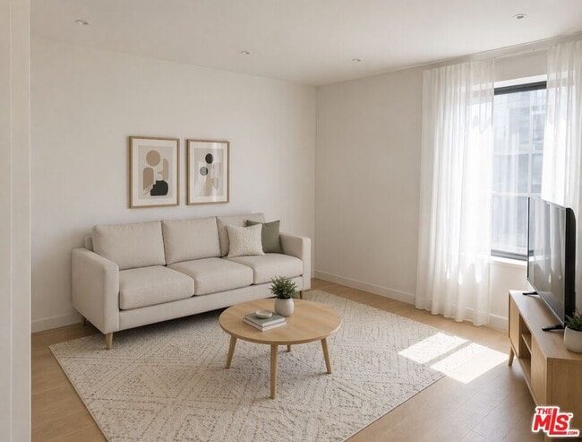 904 S New Hampshire Ave in Los Angeles, CA - Building Photo - Building Photo