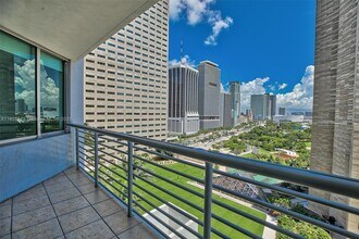 335 S Biscayne Blvd, Unit 1700 in Miami, FL - Building Photo - Building Photo
