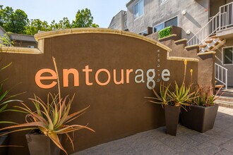 355 N Maple St, Unit 116 in Burbank, CA - Building Photo - Building Photo