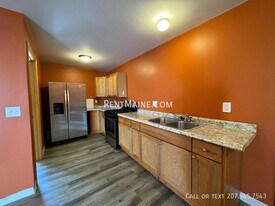 114 Bridge St in Farmington, ME - Building Photo