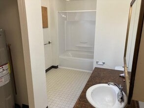 2082 Monroe Ave in North Bend, OR - Building Photo - Building Photo