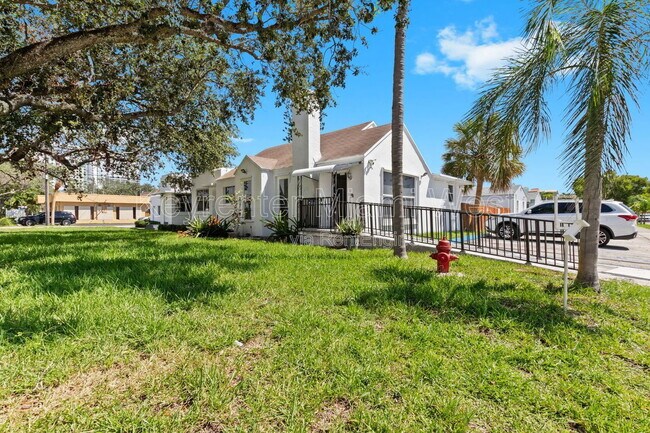 699 S Federal Hwy in Hollywood, FL - Building Photo - Building Photo