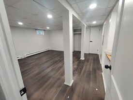 34 Stephen Ave, Unit B2 in New Hyde Park, NY - Building Photo