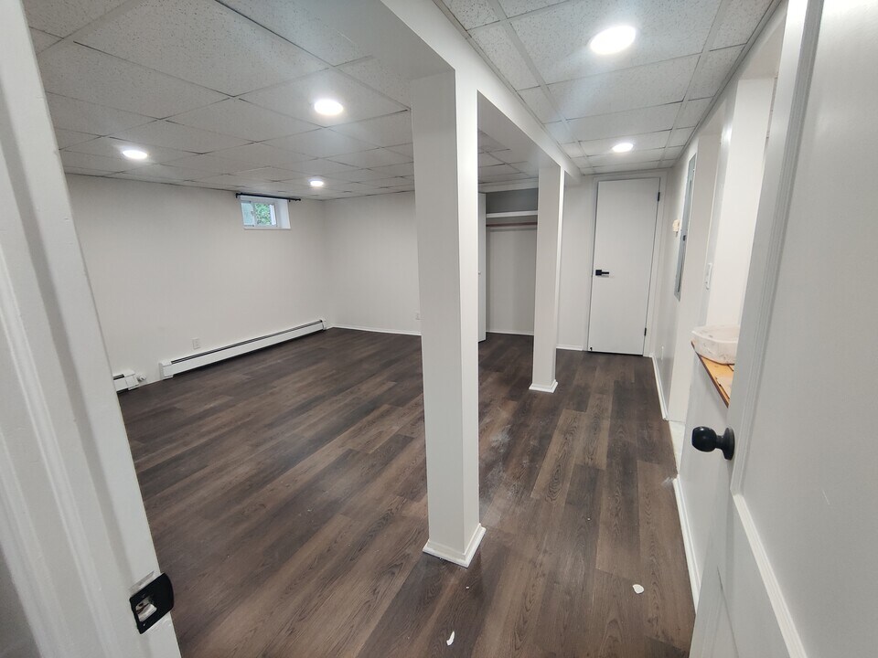 34 Stephen Ave, Unit B2 in New Hyde Park, NY - Building Photo