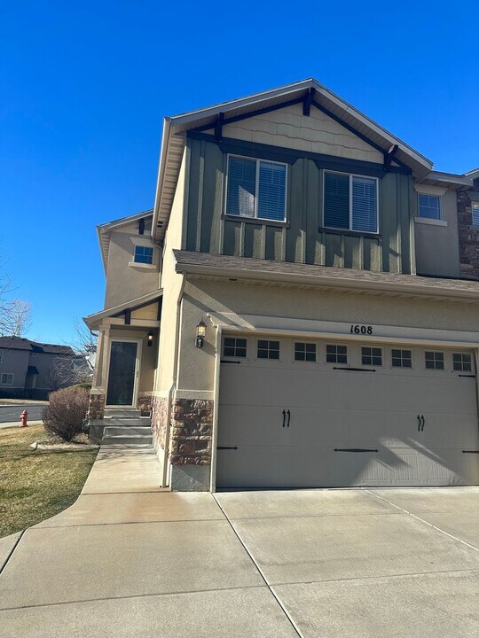 1608 Hollyhock Cir in Farmington, UT - Building Photo