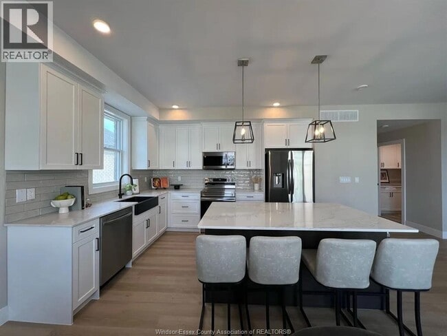 2380 Dominion Blvd in Windsor, ON - Building Photo - Building Photo