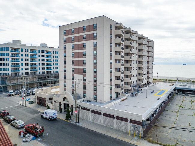 Sea Pointe Towers in Long Beach, NY - Building Photo - Building Photo