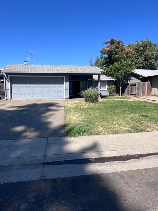 8041 Cornerstone Way in Citrus Heights, CA - Building Photo