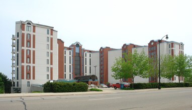 Lakeshore Towers in Racine, WI - Foto de edificio - Building Photo