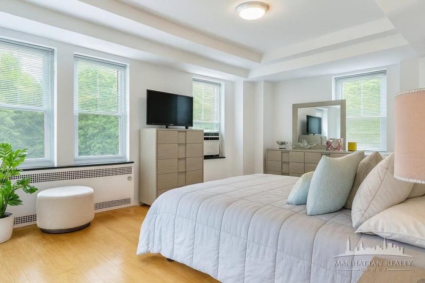 108 E 38th St in New York, NY - Building Photo