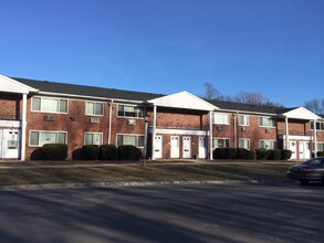 Brookwood on the Lake Apartments for Seniors in Ronkonkoma, NY - Building Photo - Building Photo