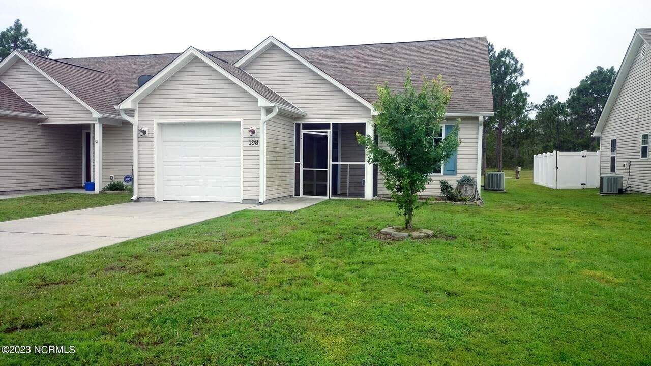 198 Pine Hollow Rd in Holly Ridge, NC - Building Photo