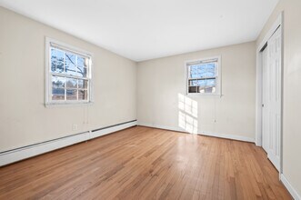 South Park in Manchester, CT - Foto de edificio - Building Photo