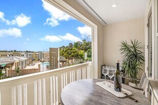 1111 Hibiscus Way in Oceanside, CA - Building Photo