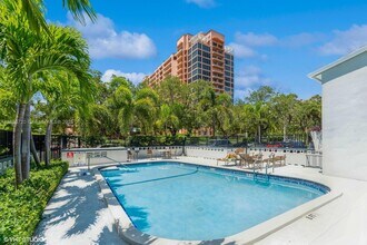 21 Edgewater Dr in Coral Gables, FL - Foto de edificio - Building Photo