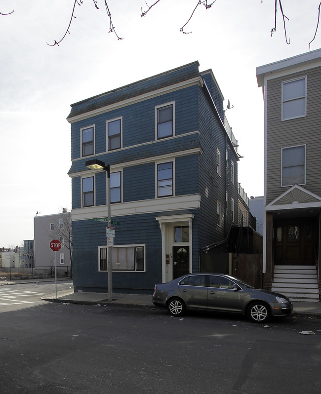 845 E 2nd St in South Boston, MA - Foto de edificio - Building Photo