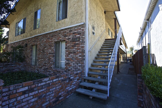 2216 Buena Vista Ave in Alameda, CA - Foto de edificio - Building Photo