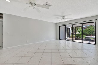 2320 Treasure Isle Dr in West Palm Beach, FL - Building Photo - Building Photo